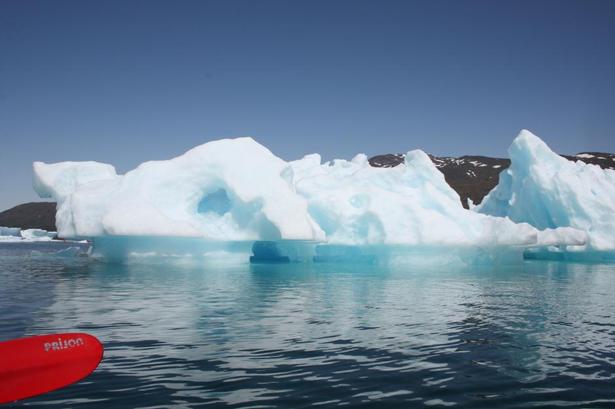 ISSKULPTURER. Isbjergene er stykker af indlandsisen, som er brækket af og flydt herind fra den større Sermilik-fjord. 