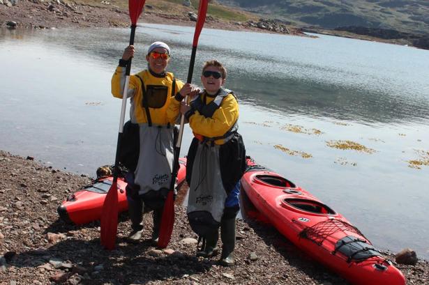 LANDFAST. Efter den dramatiske tur er overstået er vi glade for at sætte fødderne på bredden igen. 