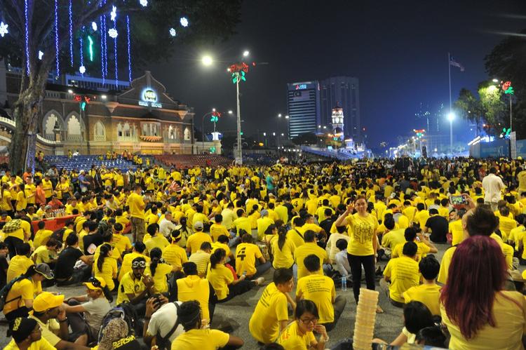 Protester. I Malaysias hovedstad Kuala Lumpur demonstrerede titusinder af mennesker i weekenden for at vise deres utilfredshed med landets premierminister, Najib Razak. 