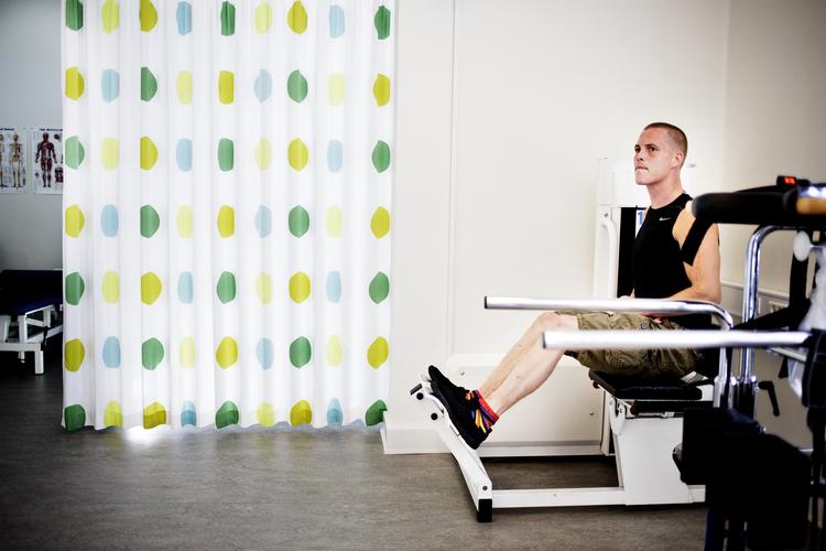 Uarbejdsdygtig. Danny Friis havde ikke nogen forsikring, da han pludselig mistede arbejdsevnen. »Man tror jo ikke, at man nogensinde kommer så galt af sted. Det er altid de andre«, siger han. 