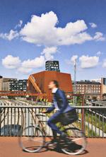 Skalaskift. Lagerhotellet af Entasis med Fyrtårnet af Lundgaard og Tranberg i baggrunden. København har givet plads til, at danske arkitekter kunne udfolde sig. 