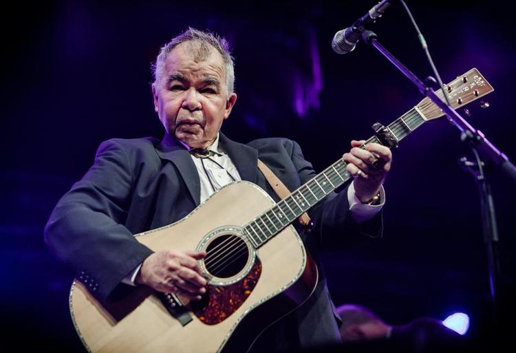 Uopslidelig. John Prine skriver uopslidelige sange om detaljerne, der røber menneskets adfærd. Og leverer dem med et tørt grin. 