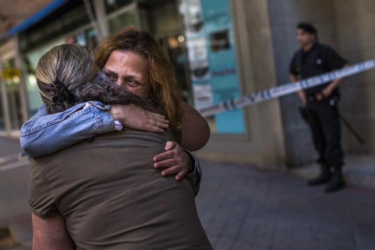 ulykkelig. Carmen Rives (th.) er blandt de mange spaniere, som ikke er kommet i job. I begyndelsen af juni blev hun smidt ud af sin lejlighed i Madrid, da hun ikke kunne betale. 