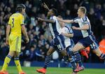 salgskrav. Saido Berahino (midt) jubler efter en scoring mod West Bromwich, som angriberen nu har lagt sig ud med. 
