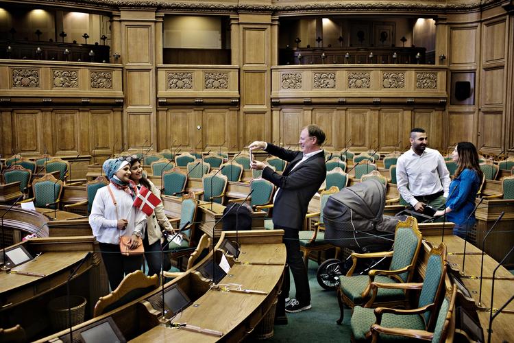 Afslag. Ved Statsborgerskabsdag bliver nye danskere budt velkommen på Christiansborg. Men nu vil udlændingeminister Inger Støjberg(V) sende 2.750 godkendte ansøgninger til genbehandling, hvor herboende udlændinge har fået dispensation, men endnu ikke  formelt har fået statsborgerskabet. 