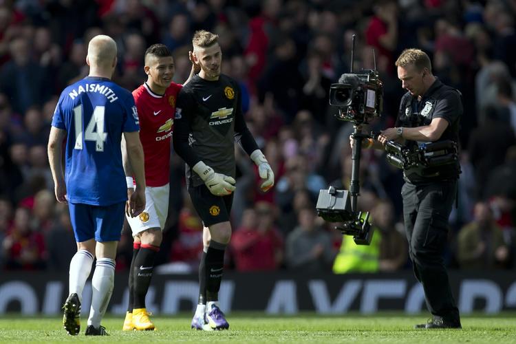 roser. Manchester Uniteds målmand David De Gea (midt) efter storkampen, han leverede i weekenden mod Everton. 