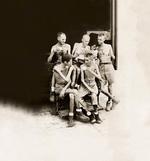 Livet. Udsultede krigsfanger i en japansk lejr i Malaysia læser avis, ryger cigaretter og drikker kaffe, da freden er kommet. Forsidefoto fra bogen: Imperial War Museums 