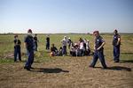 Ungarn. Døgnet rundt strømmer flygtninge ind i Ungarn. Mange følger et jernbanespor fra Serbien. De fleste flygtninge/migranter krydser grænsen på den måde og undgår dermed det kontroversielle pigtrådshegn. Tilgængæld står politiet og venter 500 meter længere nede af jernbanen, klar til at sende dem videre til en lejr, som registrer dem og tager fingeraftryk. 