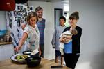 NABOSKAB. Haveforeningen Frederikshøj i Sydhavnen har lavet en ordning, hvor beboerne på skift kommer med mad til nybagte forældre. Her er det Rikke og hendes søn, der kommer med dagens aftensmad til Emma Lange, Jacob Sørensen og lille Aston. 