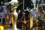 Angreb. En kvinde beder ved  Erawan-templet i Bangkok, der to dage forinden blev ramt af en bombe. Angrebet er kaldt det værste i Thailands historie. 