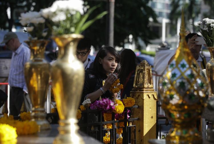 Angreb. En kvinde beder ved  Erawan-templet i Bangkok, der to dage forinden blev ramt af en bombe. Angrebet er kaldt det værste i Thailands historie. 