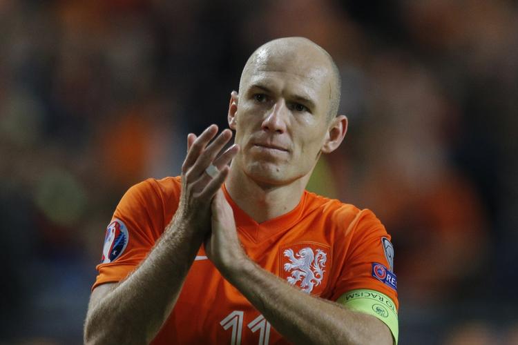 AFGØRENDE. Arjen Robben er af sin nye landstræner udset til at være manden, der kan lede og løfte holdet i den sidste del af EM-kvalifikationen. 