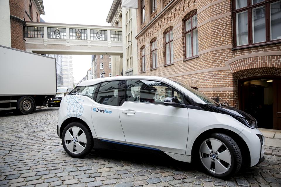 batteridrevet. DriveNows elektriske bybil er 100 procent elektrisk og har en topfart på 150 km/t. 