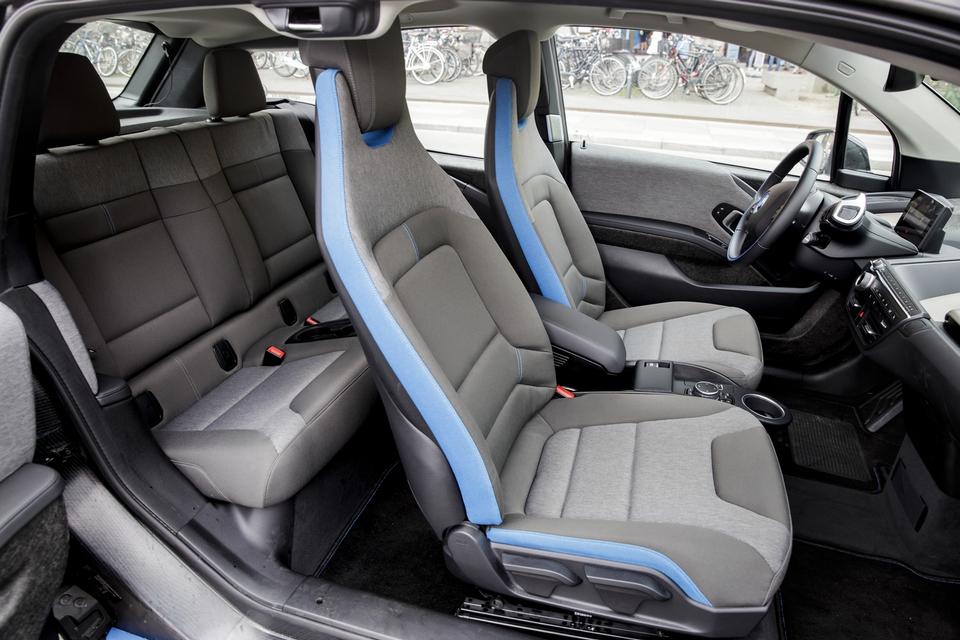 firepersoners. Der er sæder og seler i fire personer i DriveNows BMWi3. 