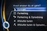 valg. Informationsskærmen øverst på midterkonsollen guider bilens bruger ved turens start og slutning. 