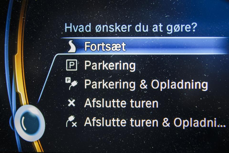 valg. Informationsskærmen øverst på midterkonsollen guider bilens bruger ved turens start og slutning. 