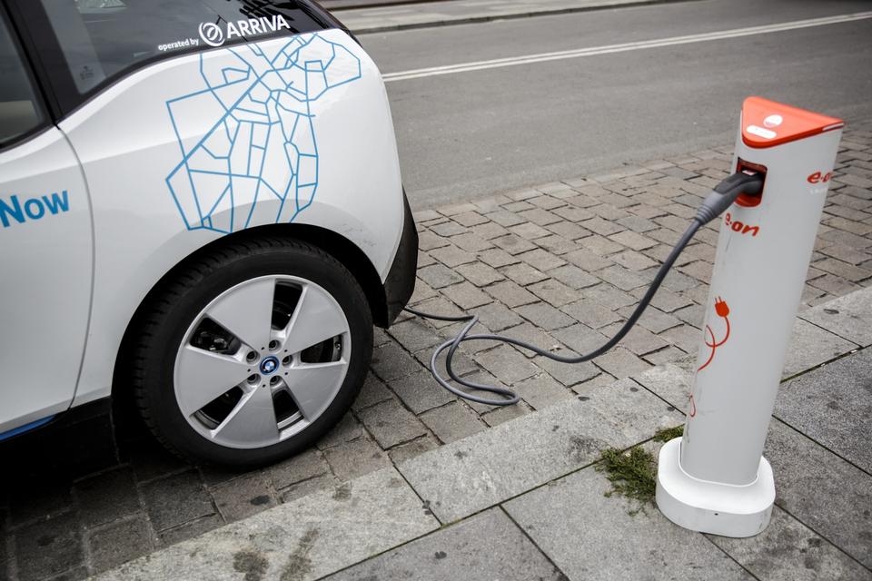 strømførende. Når batteriets rækkevidde når ned på 30 kilometer, kan man optjene bonusminutter til kørsel, hvis man sætter bilen til opladning ved en ladestander. 