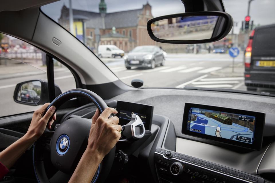 vejviser. Navigationsanlægget er en nyttig hjælp, når turen går gennem Københavns gader. 