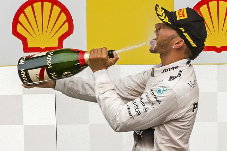 Tørstig. Lewis Hamilton har fået smag for champagne, og formel 1-verdensmesteren vil have mere på Monza. 