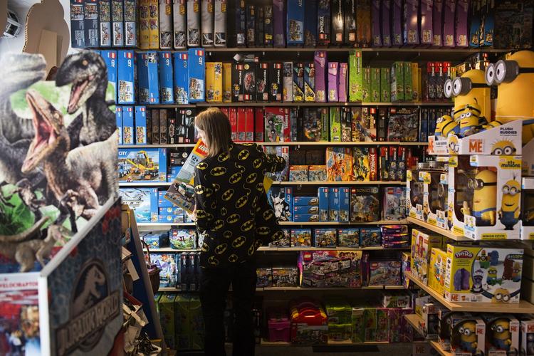 »Du er så godt som nødt til at have Lego på hylderne, hvis du vil have en legetøjsbutik«, forklarer Benjamin Preisler Herbst, der ofte danser tunge danse med det klodsproducenten for at få de rigtige varer hjem. 