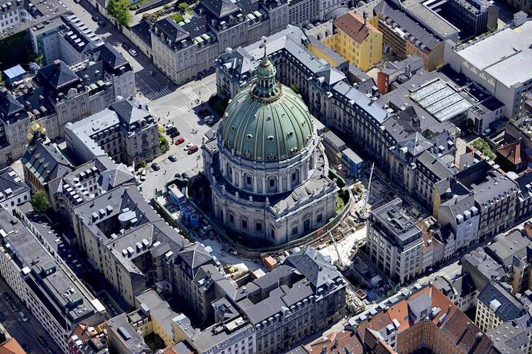 Hovedpine. Byggepladsen ved Marmorkirken har løbende skabt store problemer for metrobyggeriet 