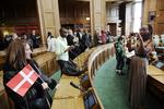 Fejring. Nydanskere, der har fået dansk statsborgerskab i 2011, er inviteret indenfor i folketingssalen på Christiansborg. Nu vil regeringen skærpe reglerne for at få statsborgerskab. 