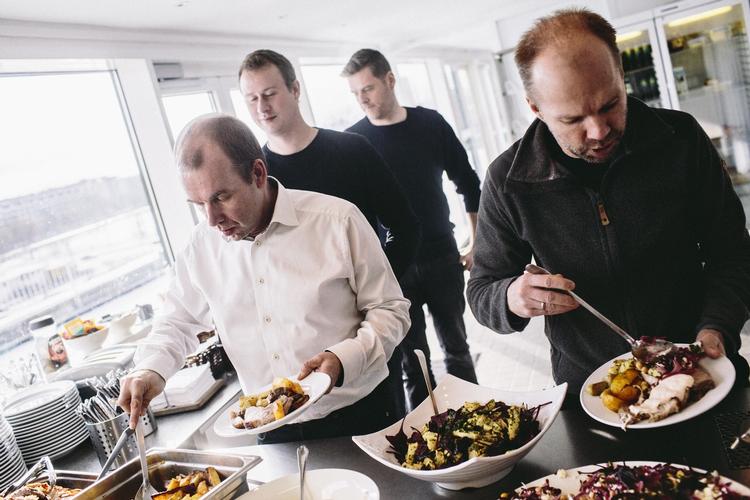 Tjek.  Kantinens mad er et ofte diskuteret emne på arbejdspladsen. 