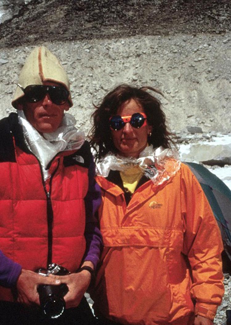 bedste ven. Bjergbestigeren Anatolij Bukrejev blev Lene Gammelgaards gode ven på ekspeditionen til Mt. Everest i 1996. Den skæbnesvangre ekspedition, hvor bl.a. ekspeditionslederen Scott Fischer omkom, kan om få uger opleves som spillefilm, når 'Everest' får premiere i Danmark. Året efter Everest-ekspedi- tionen omkom også Anatolij Bukrejev i Himalaya. Privatfoto