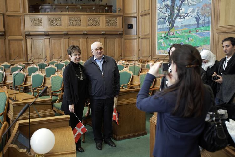 Flagdag. Nydanskere, der har fået dansk statsborgerskab, er inviteret inden for i folketingssalen på Christiansborg til den såkaldte statsborgerskabsdag i 2012. 