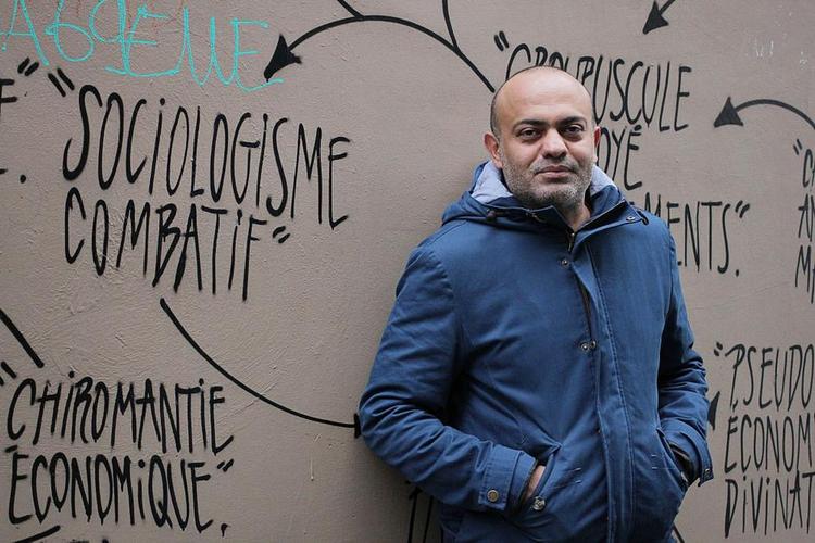 stil. Hassan Blasim lader sin egensindige fortællere berette køligt og uimponeret, uanset om en levende død begraves, eller der blot spilles fodbold.