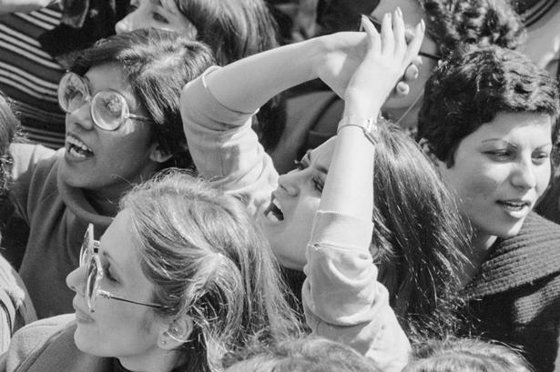 valgfrihed. Ifølge Hengameh Golestan protesterede også kvinder iført chador. For protesten handlede om retten til at vælge. 