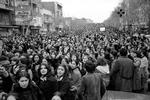 Menneskehav. Kvinderne blev beskyttet af bevægnede vagter, men demonstrationen endte blodigt, ifølge Hengameh Golestan. 