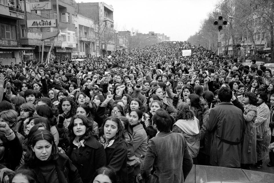 Menneskehav. Kvinderne blev beskyttet af bevægnede vagter, men demonstrationen endte blodigt, ifølge Hengameh Golestan. 