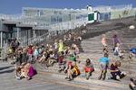 Maritimt. Den store trappe udenfor løber i dag ud i et hegn. Om nogle år, når nabobebyggelserne er klar, vil den fortsætte ned i havnevandet i kanalen. Også inde på skolen formidles adgang mellem etagerne af store trapper, hvor man kan samles i store grupper. 