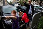 opladning. Sønnerne Villads og Gilbert hjælper gerne Anders Sloth, når familiens nyerhvervede Nissan Leaf skal have strøm på batteriet. 