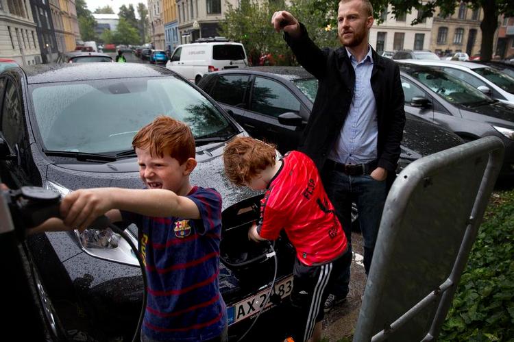 opladning. Sønnerne Villads og Gilbert hjælper gerne Anders Sloth, når familiens nyerhvervede Nissan Leaf skal have strøm på batteriet. 
