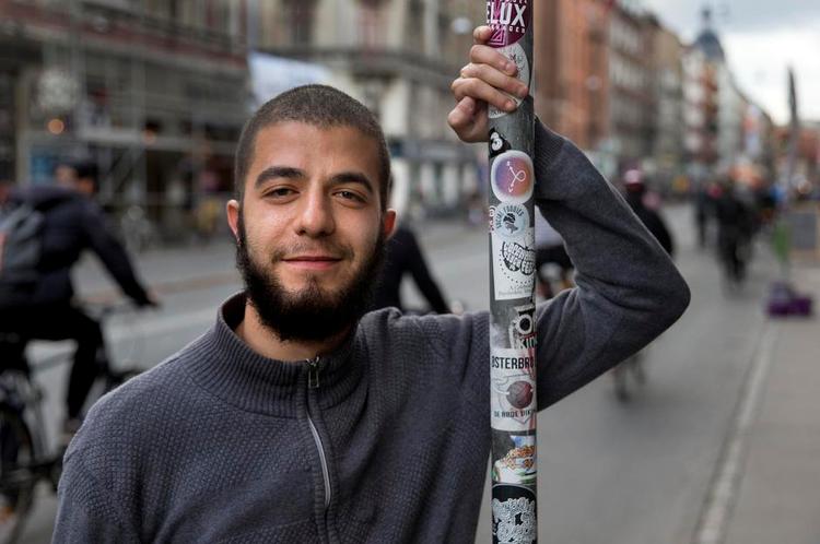 uvished. 25-årige Belal El-khatib er vred over, at han atter skal gå i uvished om, hvorvidt han kan blive dansk statsborger. 