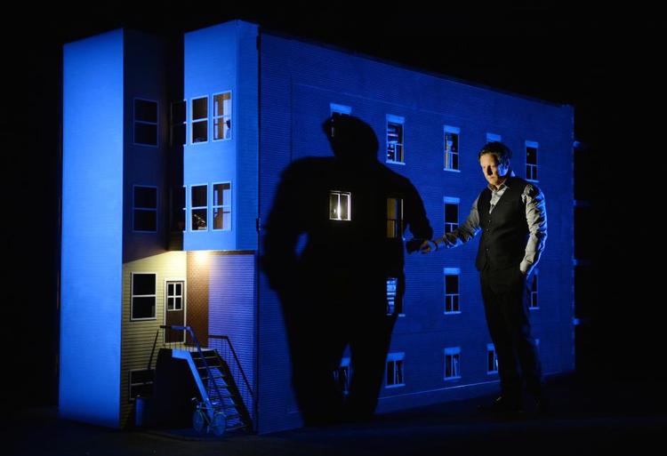 Hukommelsespalads. Robert Lepage forstår at gøre scenen til et magisk sted, hvor barndommens land kan træde lyslevende frem. 