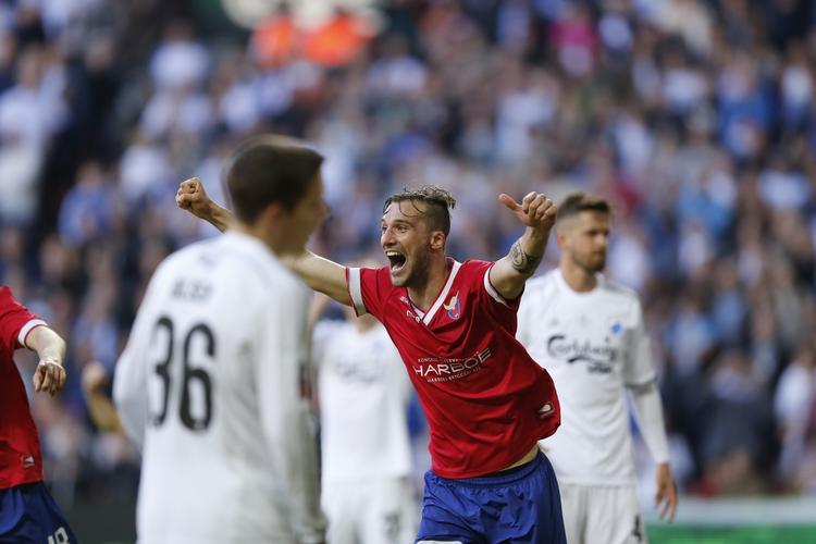 Udligning. Dennis Sørensen scorede til 2-2 mod FCK i pokalfinalen i maj. Nu er Sørensen Lyngby-spiller og skal møde Esbjerg i 3. runde. 