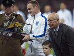 Rekord. Wayne Rooney (th.) kan med to mål passere Sir Bobby Charlton (th.) som den mest scorende spiller på det engelske landshold. 