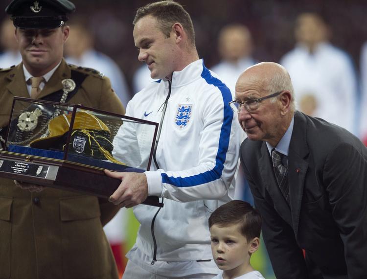 Rekord. Wayne Rooney (th.) kan med to mål passere Sir Bobby Charlton (th.) som den mest scorende spiller på det engelske landshold. 