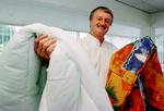 Åbning. Lars Larsen har netop åbnet sin butik nummer 100 i Danmark, og forretningen går strygende. 