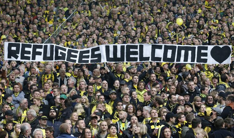 Dortmund. Allerede sidste år viste frans fra en af Tysklands mest populære klubber deres støtte til flygtninge og indvandrere. 