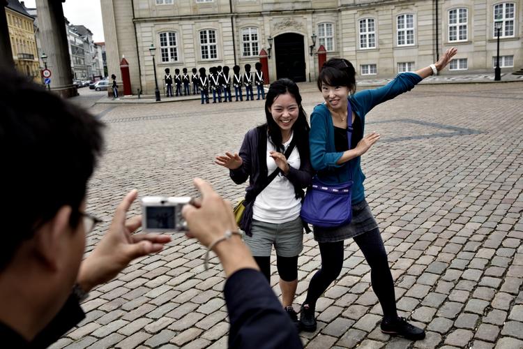 Guldfugle. Kinesiske rejsende bruger langt flere penge end andre turister på deres rejser. Derfor ser dansk turisme gerne flere, der kommer til landet. 