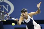 Færdig. Caroline Wozniacki er ude af US Open efter en kamp, hvor hun i lange perioder var på hælene men alligevel havde fire matchbolde. 