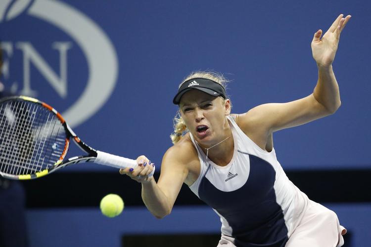 Færdig. Caroline Wozniacki er ude af US Open efter en kamp, hvor hun i lange perioder var på hælene men alligevel havde fire matchbolde. 