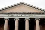 Bedrageritiltalt. Det tog 58 minutter for anklageren at opremse alle de pengetransaktioner, der danner grundlag for straffesagen mod en 64-årig overlæge, da den blev indledt i Københavns Byret i går. 