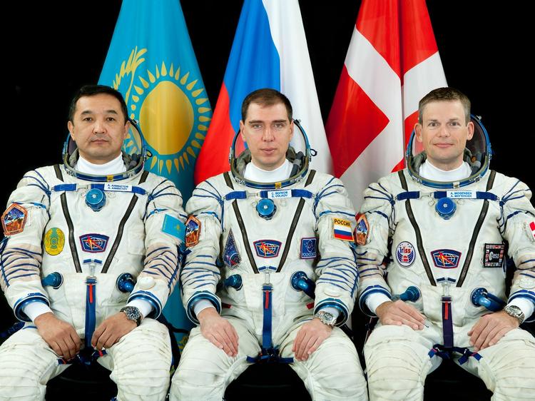 Udsendte. Den kasakhiske kosmonaut Aidyn Aimbetov, den russiske rumkaptajn Sergej Volkov og astronauten Andreas Mogensen, DK 