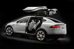 ANDERLEDES.  Tesla Model X har bagdøre, der åbner opad. Det kalder Tesla 'falkedøre' 