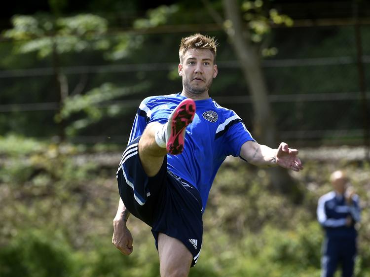 NØGLEROLLE. Duellerne med et overtal af albanske forsvarsspillere gør Nicklas Bendtner til en vigtig brik i aftenens EM-kamp. 